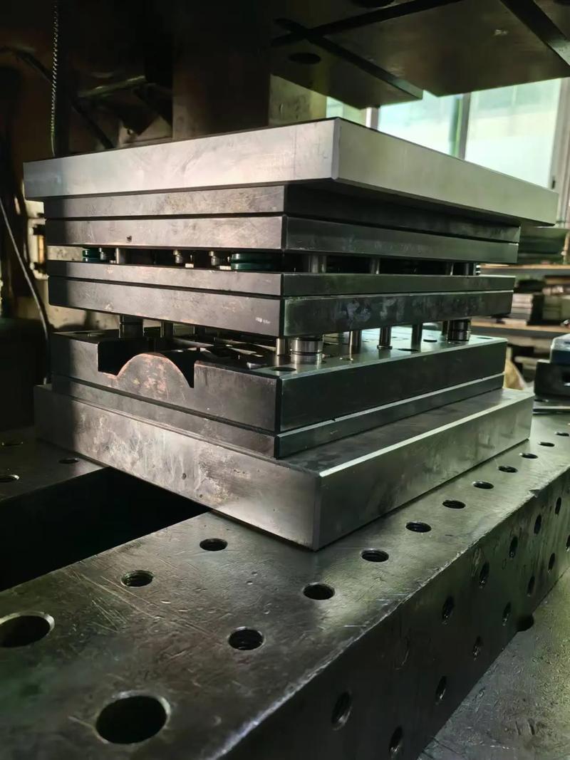 高精度模具定制 從五金、塑料到復(fù)合材料的材料選擇與一站式制造